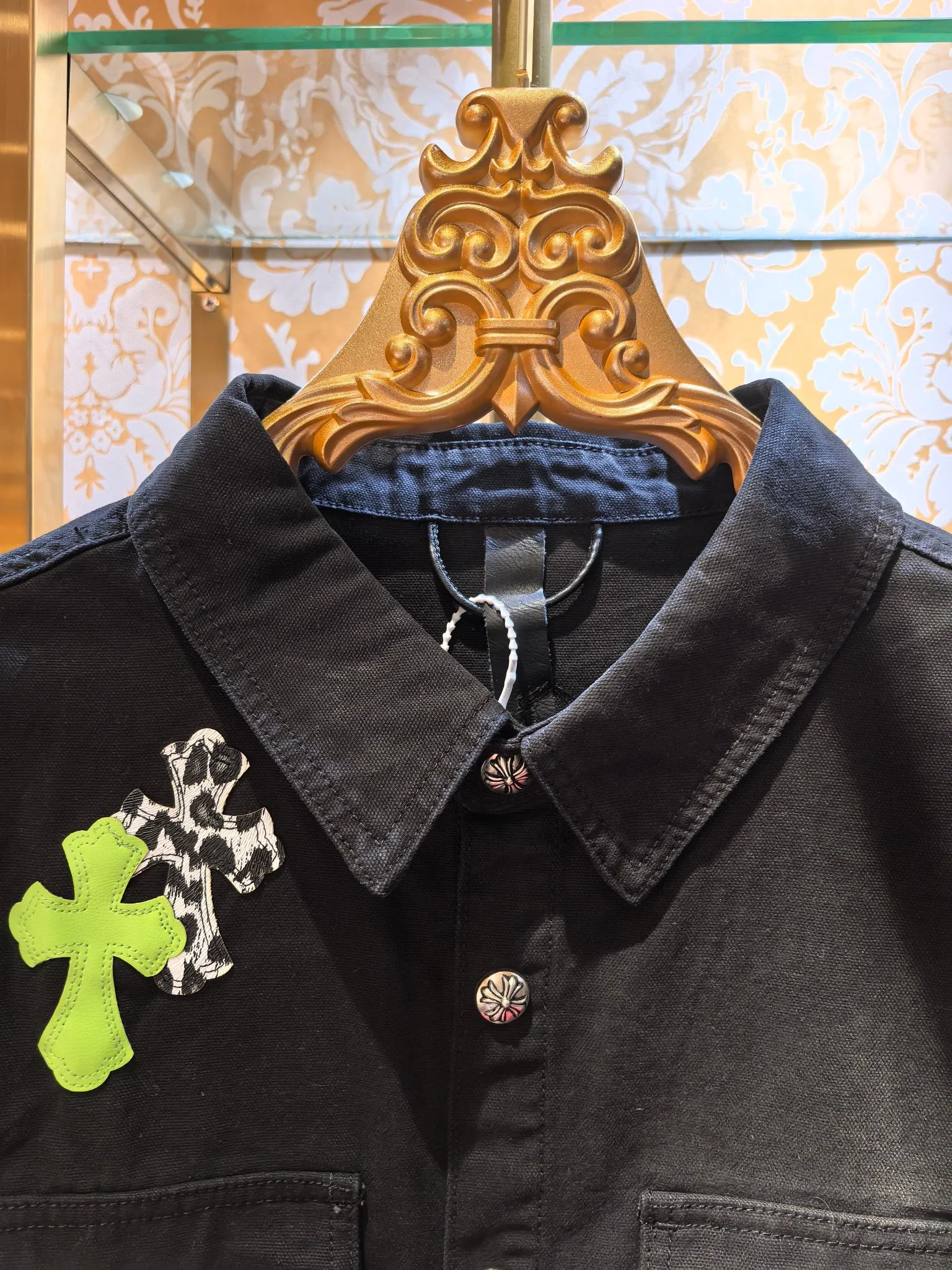 P480 Chrome Hearts advanced custom model, Chrome Hearts patchwork leather denim jacket, twill denim custom fabric, cross patchwork leather is all imitation lambskin, all dyed to completely restore no color difference, the inner leather label is first-layer calfskin, all hardware is 925 silver plated, it is the highest version, you get what you pay for, the same size for men and women, size S M L XL.